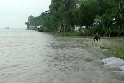 ৫ নদীর পানি বিপৎসীমার ওপর দিয়ে প্রবাহিত