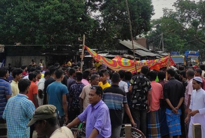 সড়কে লাশ রেখে বিক্ষোভ