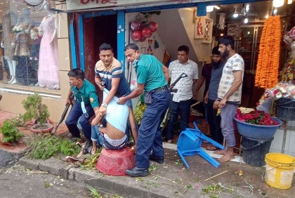 পুলিশের ওপর জামায়াতের
হামলা, ওসিসহ আহত ২