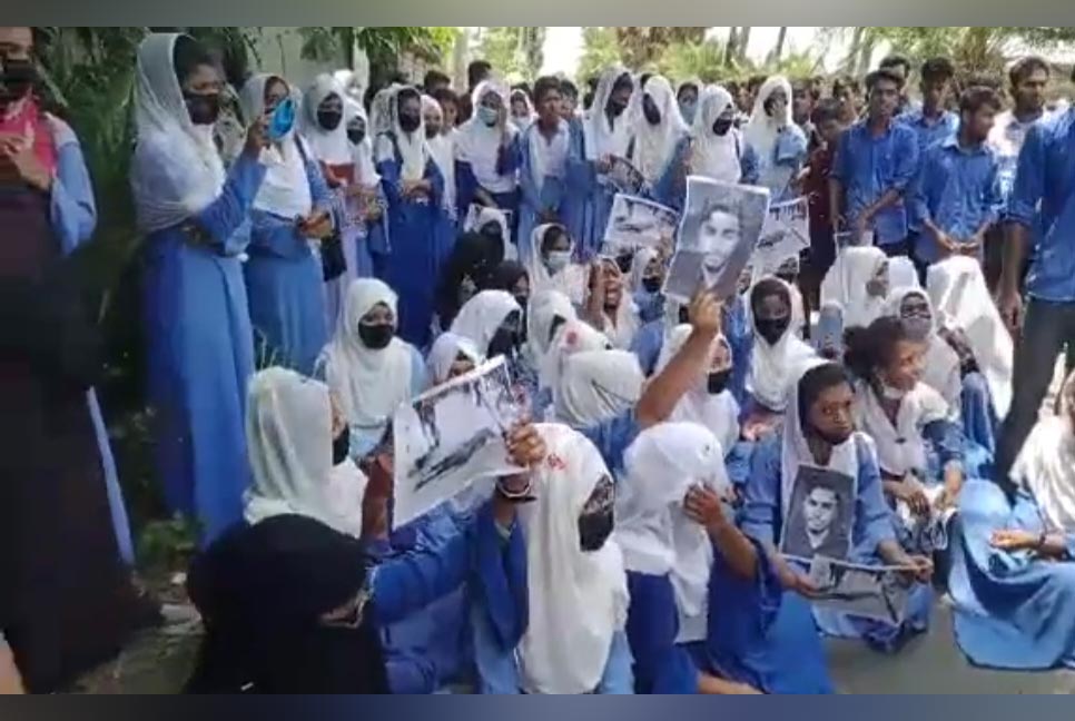 বাসচাপায় কলেজছাত্রের মৃত্যু, সড়ক অবরোধ করে বিক্ষোভ