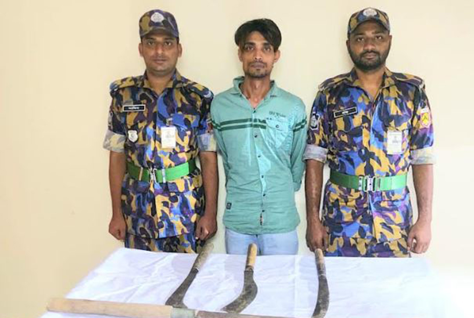 টেকনাফে অস্ত্রসহ রোহিঙ্গা ডাকাত গ্রেফতার