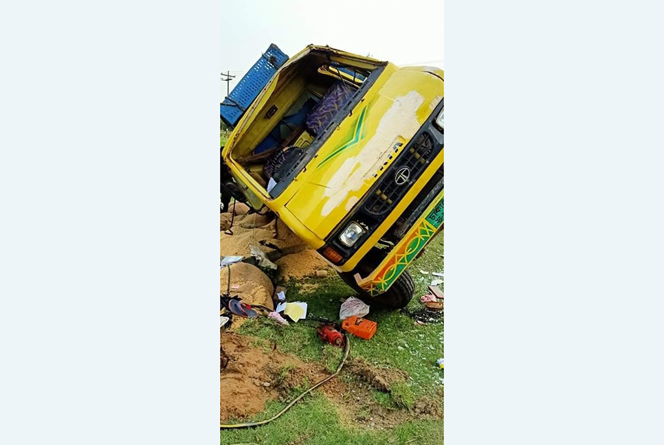চাঁপাইনবাবগঞ্জে ধানবোঝাই ট্রাক উল্টে দুই শ্রমিক নিহত
