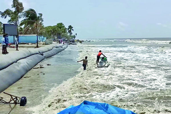 উত্তাল ঢেউ কুয়াকাটা