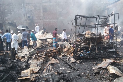 বরগুনা শহরের মার্কেটে ভয়াবহ আগুন, আহত ১০