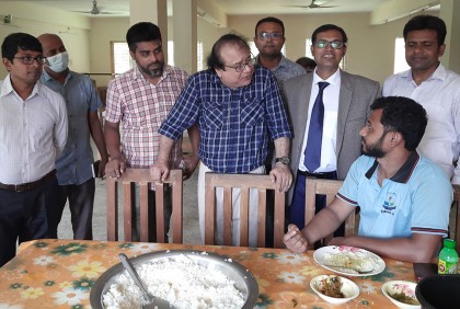 হলের খাবারের মান যাচাই করলেন ববি’র ভিসি