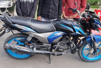 রাজধানীতে চোরাই মোটরসাইকেলসহ তিনজন গ্রেফতার