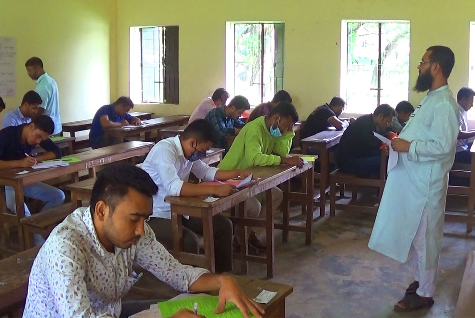 নোয়াখালীতে প্রাথমিক শিক্ষক নিয়োগ পরীক্ষা অনুষ্ঠিত