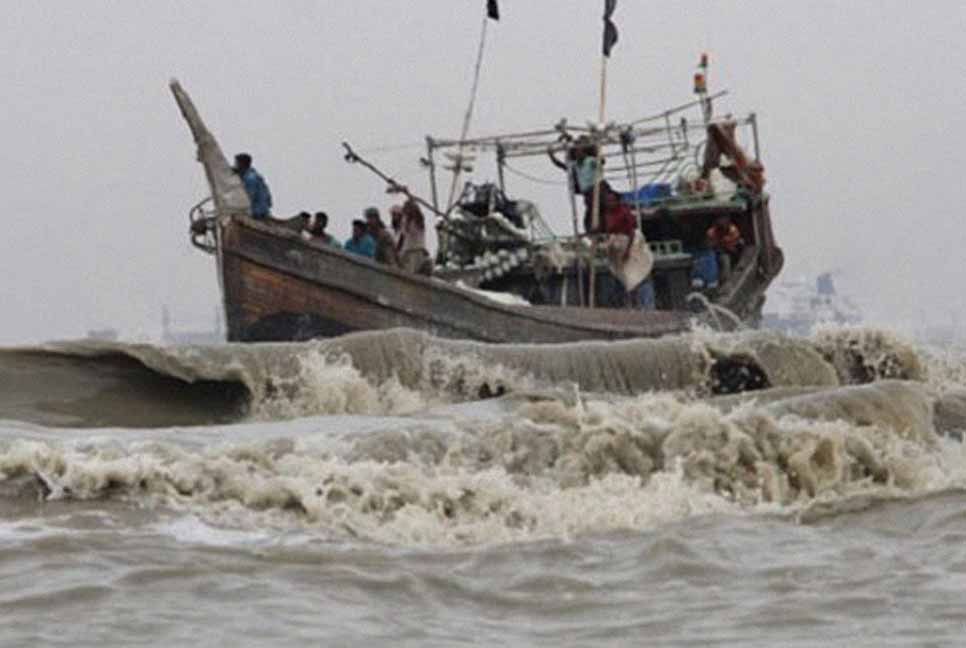 মধ্যরাত থেকে ৬৫ দিন সাগরে মাছ ধরা নিষেধ