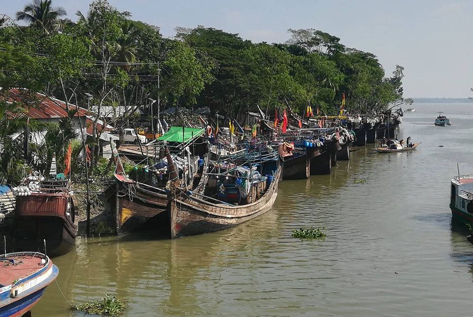 সাগরে মাছ ধরা বন্ধ; চাল না আসায় ক্ষোভ বাগেরহাটের জেলেদের