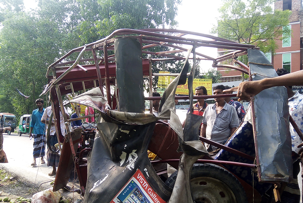 টাঙ্গাইলে অটোরিকশা-কাভার্ডভ্যান সংঘর্ষে নিহত ১