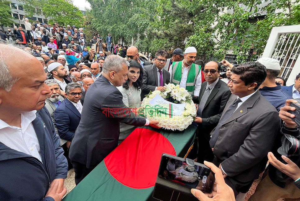 হাজারো মানুষ লন্ডনে শেষ বিদায় দিলেন আবদুল গাফফার চৌধুরীকে


