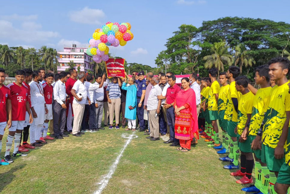 ‘তরুণ ও যুবসমাজকে রক্ষায় গ্রামে খেলার মাঠ রাখতে হবে’