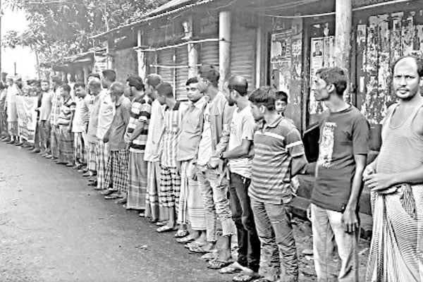 ভাঙন রক্ষা প্রকল্পে অনিয়ম ফুঁসে উঠেছেন এলাকাবাসী