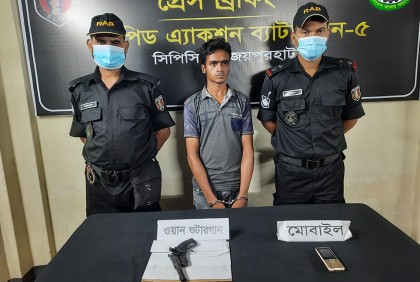 জয়পুরহাটে অস্ত্র ব্যবসায়ী আটক   