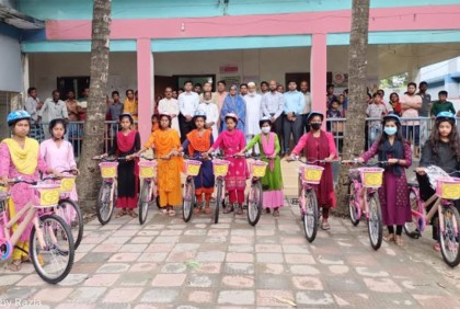 বগুড়ায় ক্ষুদ্র নৃ-গোষ্ঠীর শিক্ষার্থীরা পেল শিক্ষাবৃত্তি, বাইসাইকেল