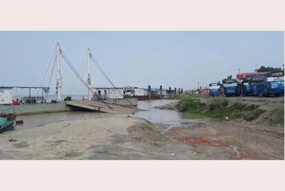 পানির নিচে পন্টুন, পাটুরিয়ায় যানবাহনের দীর্ঘ সারি