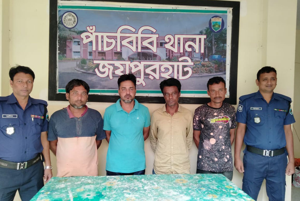 জয়পুরহাটে ডিবি পুলিশ সেজে ছিনতাইকালে আটক ৪