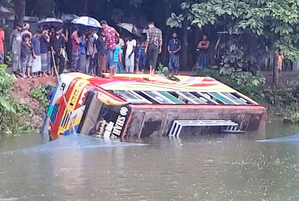 নাঙ্গলকোটে নিয়ন্ত্রণ হারিয়ে পুকুরে বাস, নিহত ১