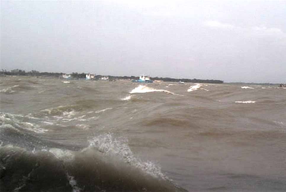 পদ্মায় ধানবোঝাই ট্রলার ডুবি, নিখোঁজ ২