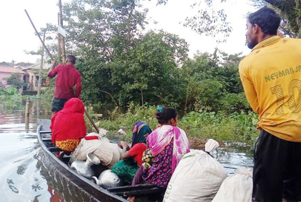 সুনামগঞ্জে বন্যায় বাড়ছে দুর্ভোগ, আশ্রয়ের খোঁজে মানুষ 

