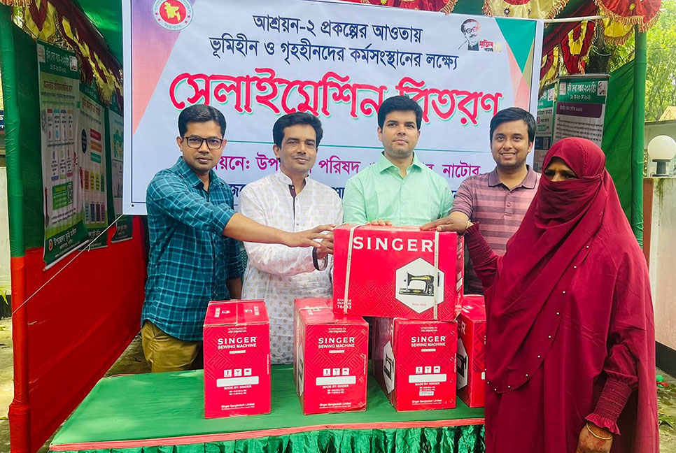 গুরুদাসপুরে আশ্রয়ণ প্রকল্পের ৩৬ নারী পেল সেলাই মেশিন