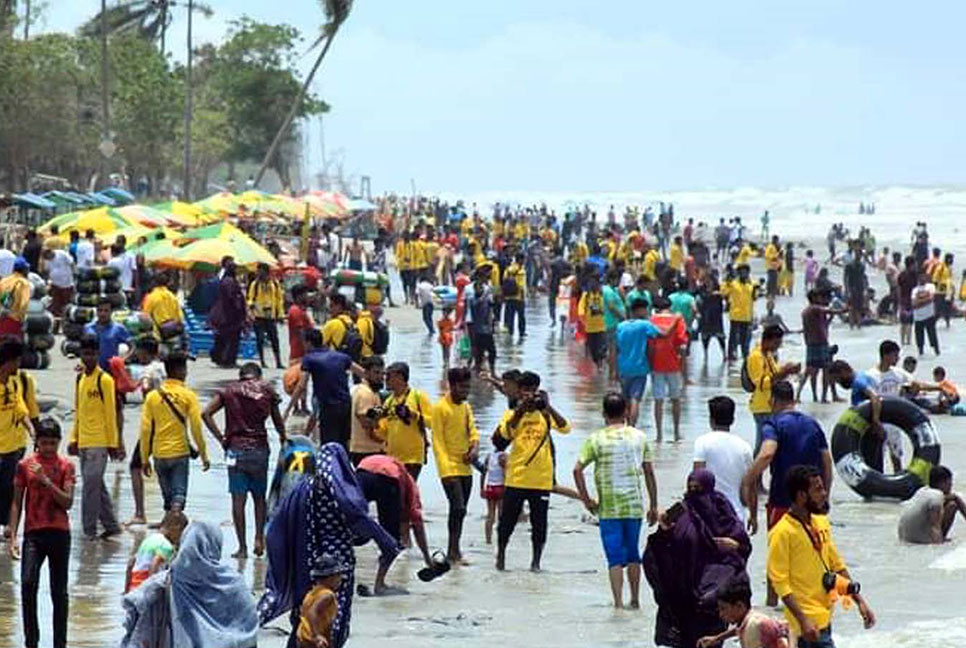 বর্ষায় কুয়াকাটায় পর্যটকদের সমুদ্র বিলাস 