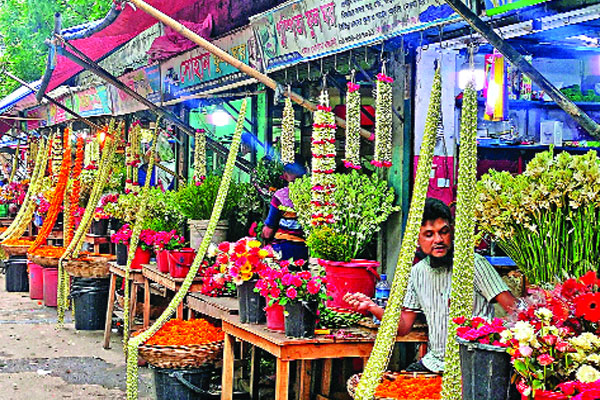 ঘুরে দাঁড়িয়েছেন বগুড়ার ফুল ব্যবসায়ীরা