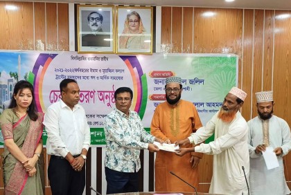 অনুদানের চেক পেলেন ইমাম-মুয়াজ্জিন কল্যাণ ট্রাস্টের সদস্যরা 