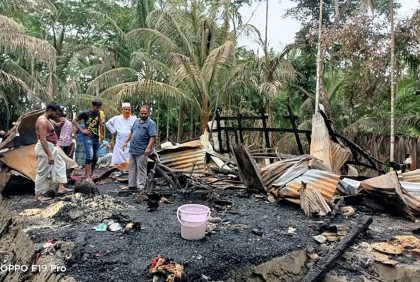 বাগেরহাটে আগুনে পুড়ে বসতঘর ছাই