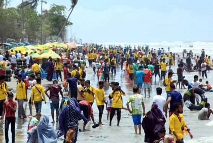 বর্ষায় কুয়াকাটায় পর্যটকদের সমুদ্র বিলাস 