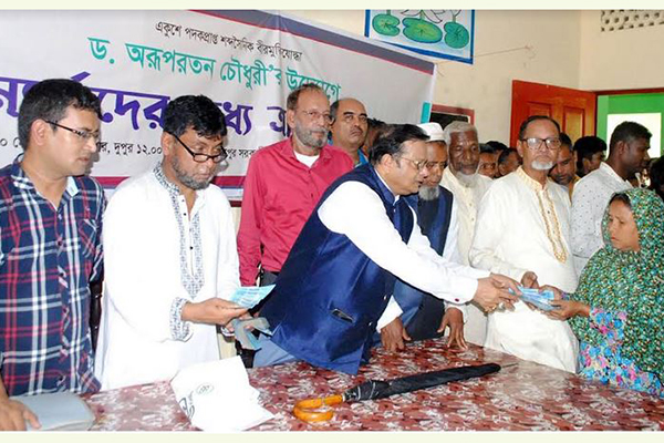 সিলেটের বিশ্বনাথে বন্যার্তদের পাশে ড. অরূপ রতন চৌধুরী
