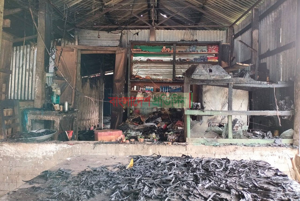 নালিতাবাড়িতে অগ্নিকাণ্ডে ব্যবসা প্রতিষ্ঠানসহ বসতঘর পুড়ে ছাই