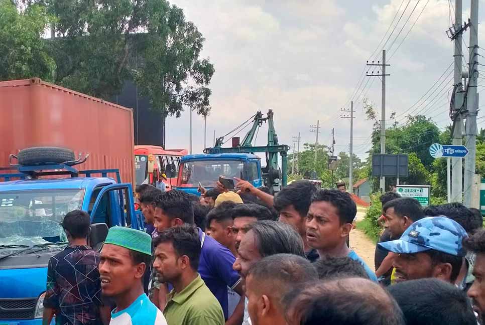 চলন্ত বাস থেকে পড়ে চাকায় পিষ্ট হেলপার