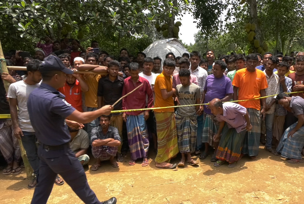 প্রতিপক্ষকে ফাঁসাতে-পরকীয়ার কারণে স্ত্রী ও দুই সন্তানকে হত্যা!

