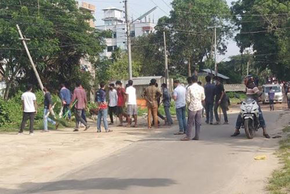 বাইকে ধাক্কা লাগা নিয়ে স্থানীয়দের সঙ্গে চবি ছাত্রলীগের সংঘর্ষ 

