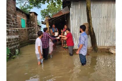 ছাতকে বন্যাকবলিত মানুষের মাঝে রান্না করা খাবার বিতরণ 