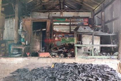 নালিতাবাড়িতে অগ্নিকাণ্ডে ব্যবসা প্রতিষ্ঠানসহ বসতঘর পুড়ে ছাই