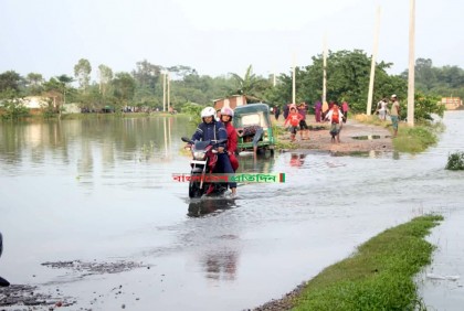 সিলেটে পানি নামছে, দুর্গন্ধে অতিষ্ঠ মানুষ

