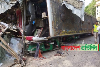 রাঙামাটিতে সড়ক দুর্ঘটনায় আহত ২০