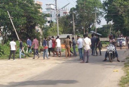 বাইকে ধাক্কা লাগা নিয়ে স্থানীয়দের সঙ্গে চবি ছাত্রলীগের সংঘর্ষ 

