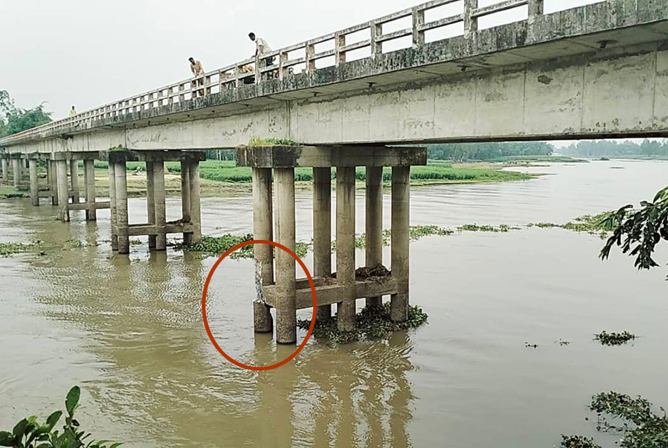 বগুড়ায় ড্রেজারের ধাক্কায় সেতু ক্ষতিগ্রস্ত