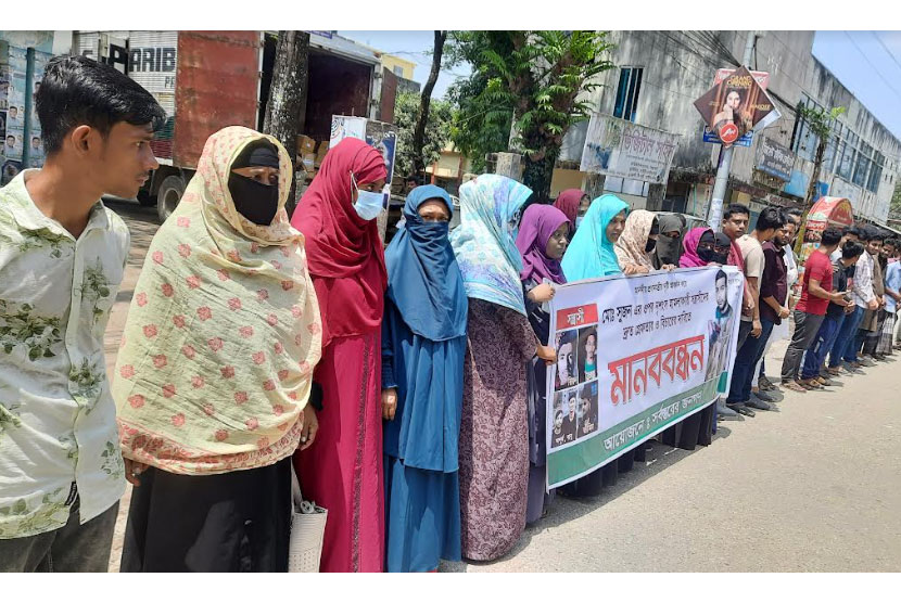 
নোয়াখালীতে স্ত্রীকে বাঁচাতে গিয়ে হামলার শিকার যুবক; বিচার চেয়ে মানববন্ধন