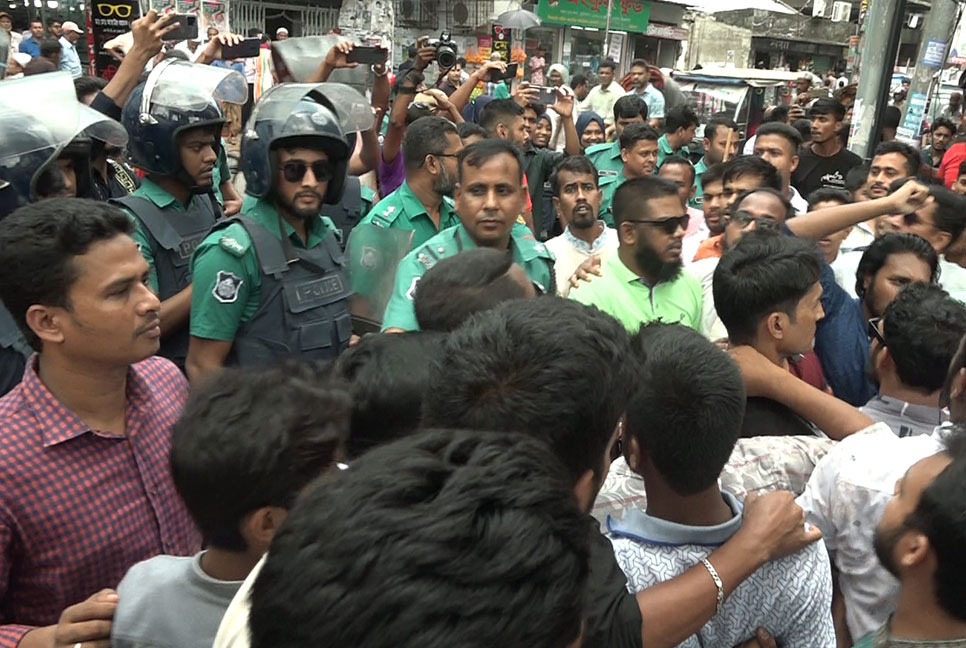 বরিশালে ছাত্রদলের বিক্ষোভ সমাবেশ, মিছিলে পুলিশের বাধা