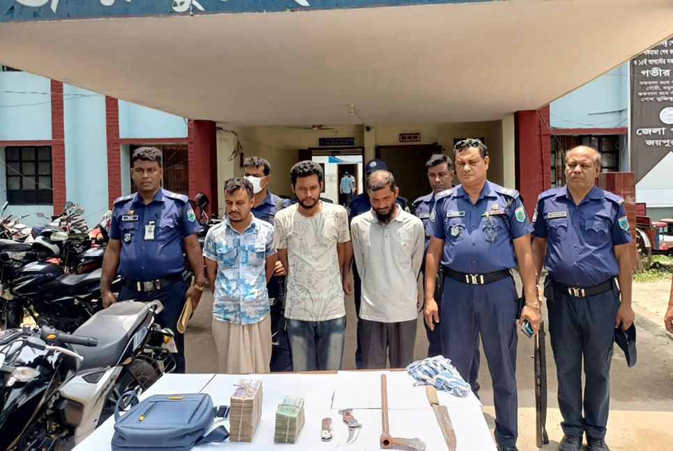 
১৩ লাখ টাকা ছিনতাইকালে অস্ত্রসহ আটক ৩