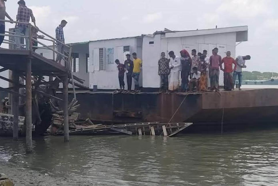 কার্গোর ধাক্কায় নৌকার মাঝি নিহত, মাস্টারসহ আটক ১১