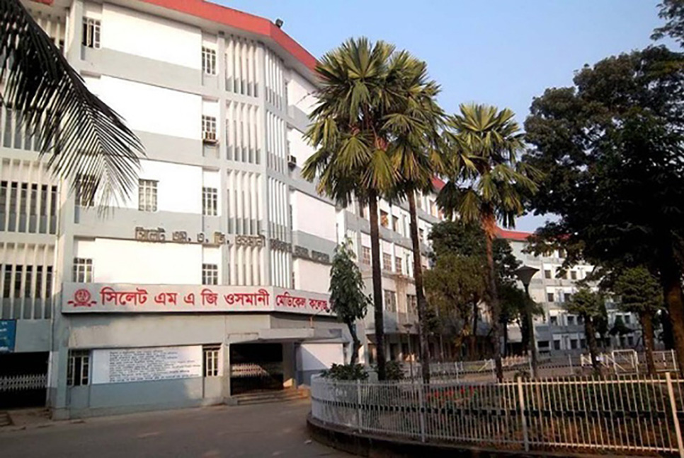 হাসপাতালের সামনে অ্যাম্বুলেন্সের চাপায় রোগীর মৃত্যু

