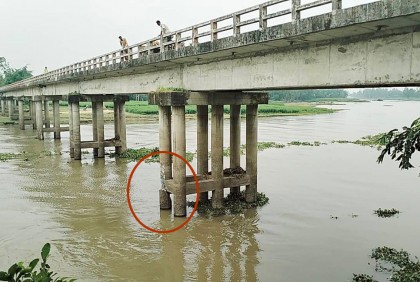 বগুড়ায় ড্রেজারের ধাক্কায় সেতু ক্ষতিগ্রস্ত