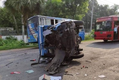 বাসের ধাক্কায় দুমড়েমুচড়ে গেল গণস্বাস্থ্য কেন্দ্রের ত্রাণবাহী গাড়ি