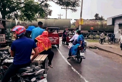 তিন ঘণ্টা পর সরিয়ে নেওয়া হলো ইঞ্জিন বিকল মালবাহী ট্রেন
