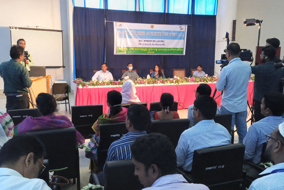 শিক্ষার্থীর চক্ষু পরীক্ষা করবেন শিক্ষক!